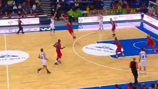 Απίστευτο τρίποντο από τον Μπλουμς