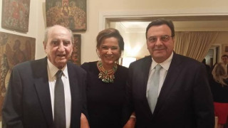 Ο Κων. Μητσοτάκης κόβει την τούρτα των γενεθλίων του με σχέδιο τον…Μπαμπαστρούμφ