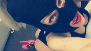 Σέξι Ελληνίδα τρομοκράτισσα! (pics)