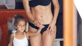 «Μάγεψε» με τους καλογυμνασμένους κοιλιακούς της η Τζένιφερ Λόπεζ