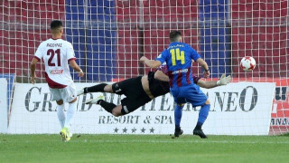 Όρθια στην Κέρκυρα η                          Λάρισα