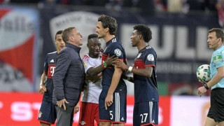 Μπήκε στο γήπεδο για να δείξει στον διαιτητή μία φάση στο κινητό (vid)