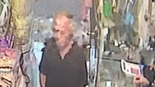 Η στιγμή που ο 58χρονος πουλάει το κινητό της Δώρας  Ζέμπερη (ΦΩΤΟ)