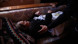 Εικόνες - ΣΟΚ: Διάσωση ηλικιωμένης μέσα από το σπίτι της στη Μάνδρα