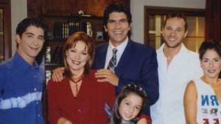 «Αναβίωσε» η αγαπημένη σειρά «Άκρως Οικογενειακόν» (ΒΙΝΤΕΟ)