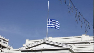 Μεσίστιες οι σημαίες από σήμερα στα σχολεία   λόγω εθνικού πένθους