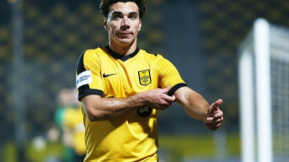 Περιμένει                  την ευκαιρία               του