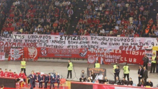 Το προκλητικό   ερυθρόλευκο        πανό         στο              ΣΕΦ!