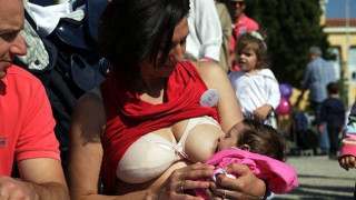 Κρήτη: Έβρισαν χυδαία μητέρα επειδή θήλαζε δημόσια το μωρό της!