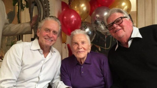 Υπεραιωνόβιος και επίσημα ο Κερκ Ντάγκλας!           (ΦΩΤΟ)