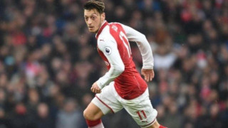 «Γλυκοκοιτάζει»                     Οζίλ ο Μουρίνιο