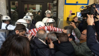 ΕΚΤΑΚΤΟ - Θεσ/νίκη: Ένταση μεταξύ διαδηλωτών & ΜΑΤ για πλειστηριασμούς