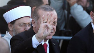 Γιατί ο Ερντογάν χαιρετούσε στην Κομοτηνή με τέσσερα δάχτυλα