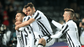 Ας κρατήσουν           οι χοροί,  αλλά όχι για πολύ...