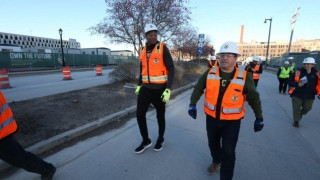 «Ξενάγηση» του Γιάννη Αντετοκούνμπο στο νέο γήπεδο των Μπακς (vid)