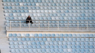 Στα γήπεδα                       η χλόη αναστενάζει…
