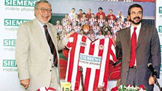 Θρονιασμένος στην καρέκλα του «Κοσκωτά» προκαλεί με περίσσιο θράσος