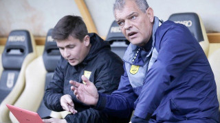 Βάζει     ταχύτητα       σε  πάσα      και     σέντρα