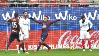 Έιμπαρ από άλλον πλανήτη, συνέτριψε τη     Σεβίλλη