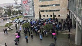 Θεσσαλονίκη ΤΩΡΑ: Διαμαρτυρία κατά του Μπουτάρη στο δημαρχείο (ΒΙΝΤΕΟ)