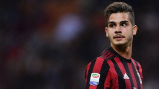 Κοιτάζει τον                        Αντρέ Σίλβα η Σεβίλλη