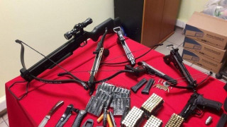 Θεσ/νίκη: Είχαν από φωτοβολίδες μέχρι βαλλιστρίδες & μαχαίρια (ΦΩΤΟ)