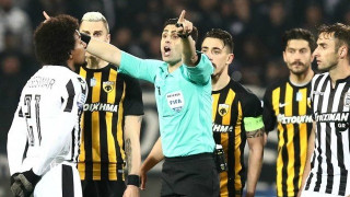 Φτύσιμο Κομίνη, γαργάρα            αθλητικού δικαστή…