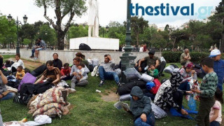 ΤΩΡΑ:     Πρόσφυγες στο κέντρο της Θεσσαλονίκης (ΦΩΤΟ)