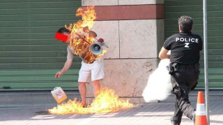 Θεσ/νίκη: Παρελθόν σε αυτοπυρπολισμούς είχε ο άνδρας που ταμπουρώθηκε!