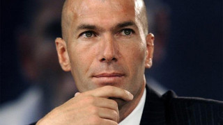 Ψάχνει τον           χαφιέ   στα αποδυτήρια ο Ζιντάν