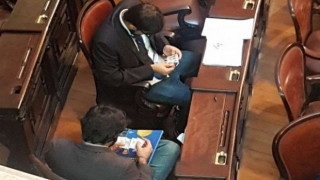 Βραζιλιάνοι βουλευτές ανταλλάσσουν χαρτάκια του Μουντιάλ στη Βουλή