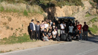 Πρόσφυγες καθαρίζουν εθελοντικά  τις παραλίες της Λέρου