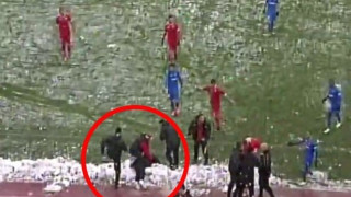 Σωριάστηκε από χιονόμπαλα! (video)