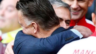 Η αγκαλιά του Μουρίνιο με τον Φαν Χάαλ (pics)