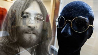 "Στο σφυρί" τα περίφημα στρογγυλά γυαλιά του Τζον Λένον (pics)