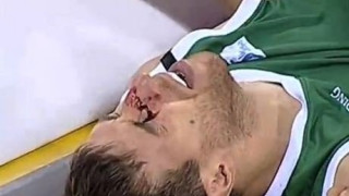 Άσχημος τραυματισμός του Βάθκεθ σε προσπάθειά του να καρφώσει (VIDEO)