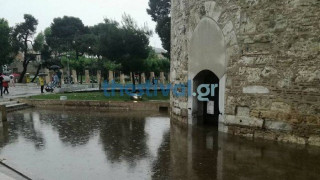 Πλημμύρισε ο Λευκός Πύργος - Εγκλωβίστηκαν παιδιά στο εσωτερικό του