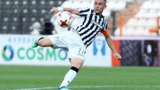 Κι άλλη    ομάδα      παρακολουθεί         τον Πέλκα