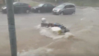 Θεσ/νίκη: Χείμαρρος παρέσυρε μοτοσικλετιστή στην οδό Λαγκαδά (ΒΙΝΤΕΟ)