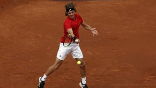 Λύγισε ο                                  Τσιτσιπάς