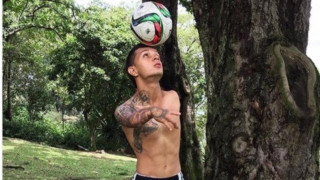 ΣΥΓΚΛΟΝΙΖΕΙ ο Κολομβιανός με ένα χέρι που ντεμπουτάρισε σε αγώνα (vid)