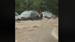 Θεσ/νίκη - ΒΙΝΤΕΟ ΣΟΚ: Γυναίκα παρασύρεται από το νερό μπροστά στο ΑΠΘ
