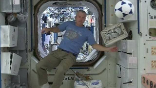 Ρώσοι κοσμοναύτες παίζουν μπάλα στο       διάστημα