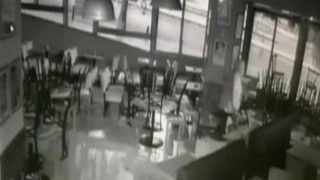 Θεσσαλονίκη: Άστεγος που κοιμόταν σε cafe έδιωξε διαρρήκτες! (ΒΙΝΤΕΟ)