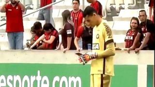 Τερματοφύλακας παίζει με το κινητό την ώρα του αγώνα (video)