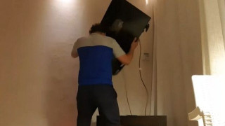 Εξαγριωμένος οπαδός της Μαρσέιγ ξεσπά στην τηλεόρασή του (video)