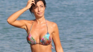 Η Έλλη Παπαγγελή     αναστατώνει τη Μύκονο    (pics)
