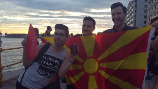 Σκοπιανοί ομοφυλόφιλοι με σημαία τους στη Θεσσαλονίκη!