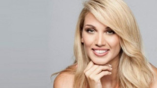 Η Κωνσταντίνα Σπυροπούλου ποζάρει με σέξι μαγιό στη Σύρο (ΦΩΤΟ)