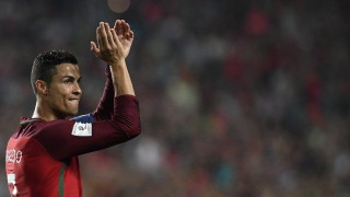 Πουρμπουάρ για φίλημα                  από τον γενναιόδωρο Ρονάλντο